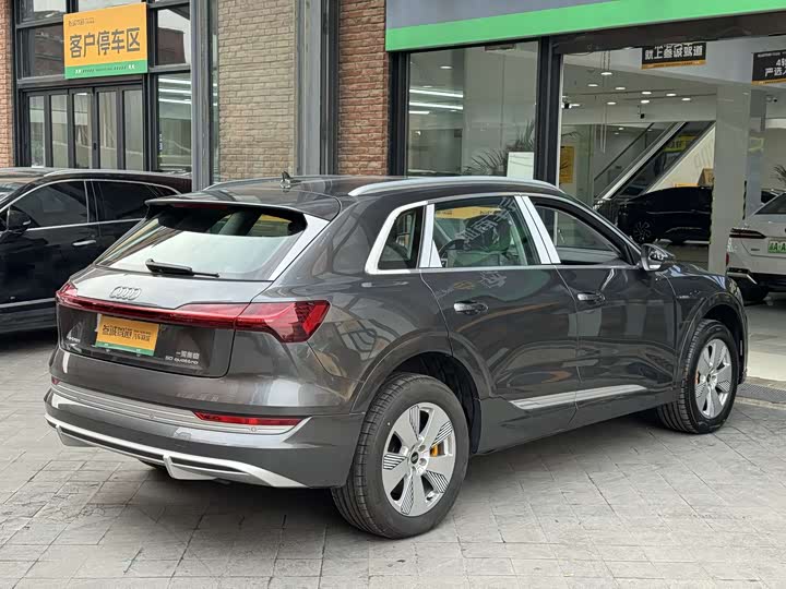 Фото 6 - Audi e-tron