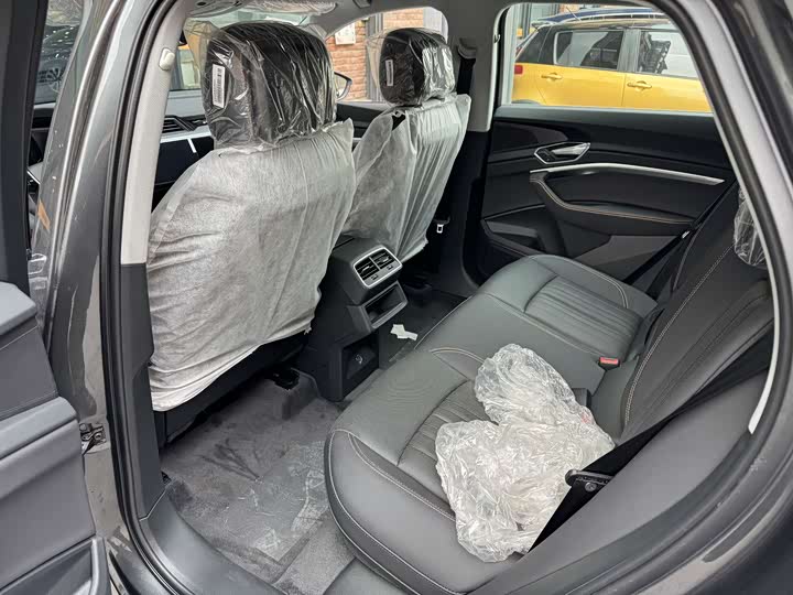 Фото 9 - Audi e-tron