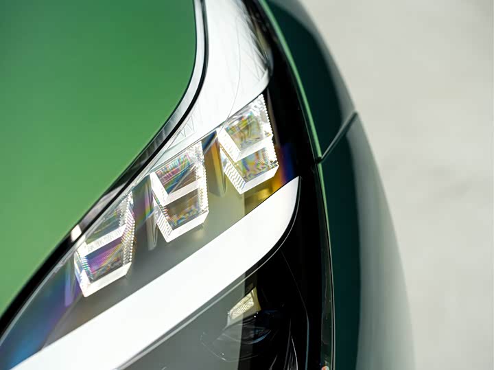 Фото 9 - Aston Martin DB12