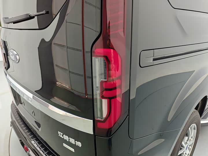 Фото 16 - Ford Tourneo