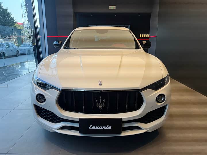 Фото 2 - Maserati Levante