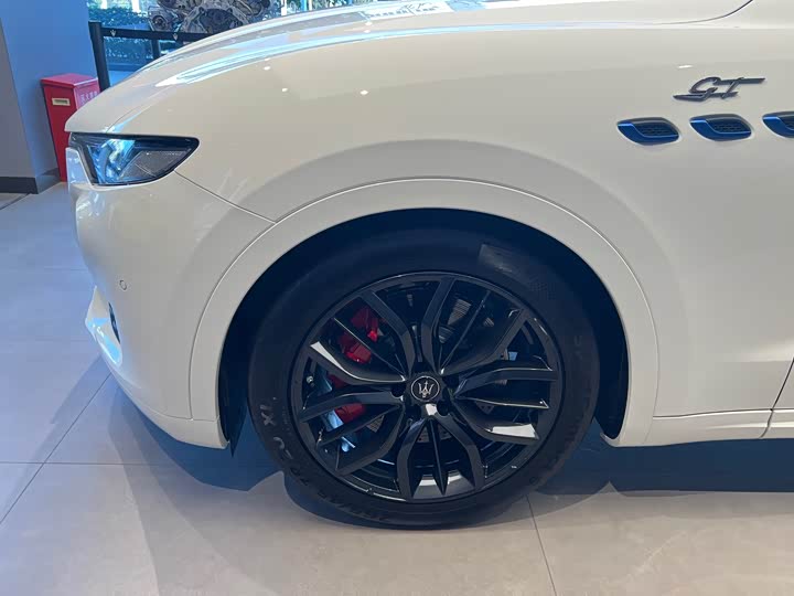 Фото 3 - Maserati Levante