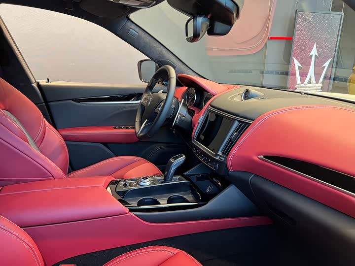 Фото 9 - Maserati Levante