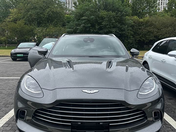 Фото 2 - Aston Martin DBX