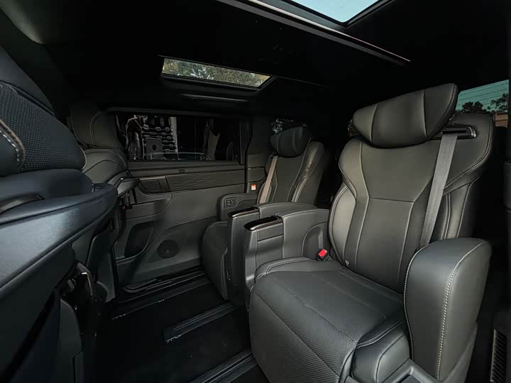 Фото 10 - Toyota Alphard