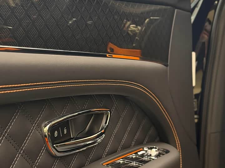 Фото 11 - Bentley Bentayga