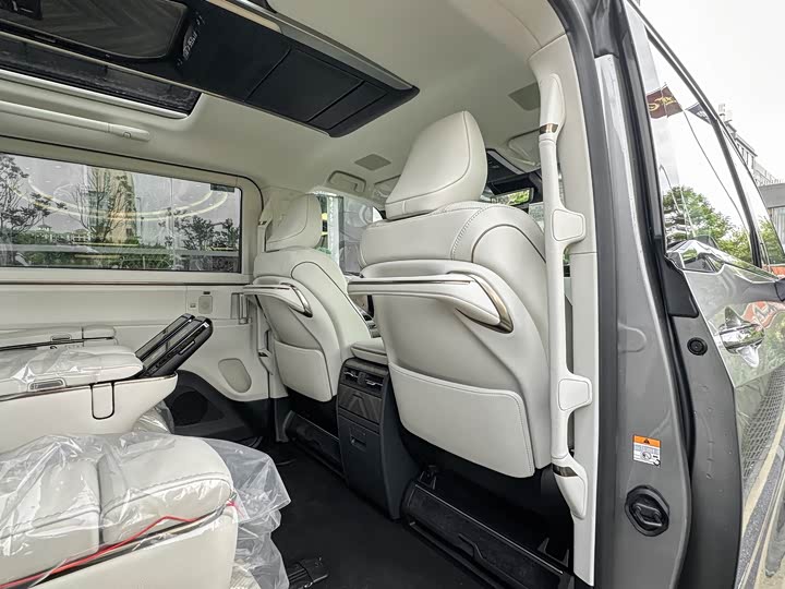 Фото 16 - Lexus LM