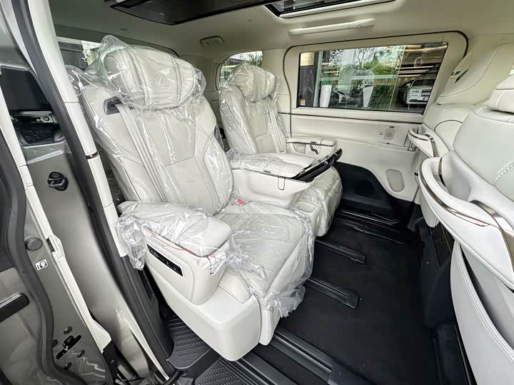 Фото 17 - Lexus LM