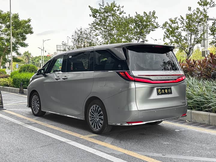 Фото 5 - Lexus LM