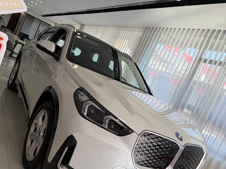 Фото 3 - BMW iX1