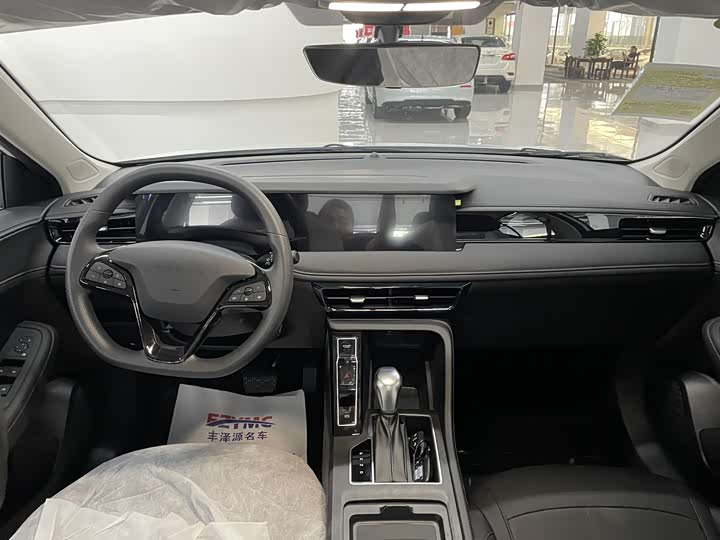 Фото 9 - Roewe i5