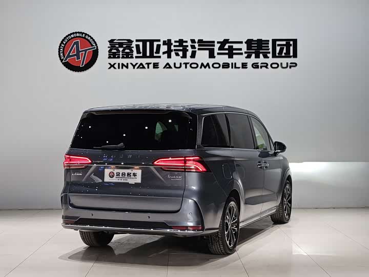 Фото 5 - Roewe iMax 8