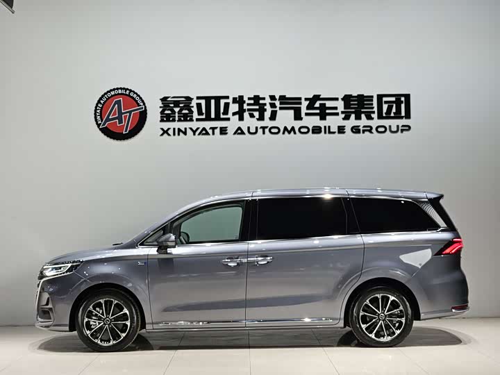 Фото 7 - Roewe iMax 8