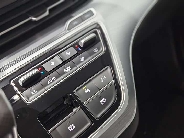 Фото 9 - Roewe iMax 8