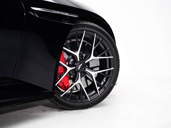 Фото 4 - Aston Martin DB12