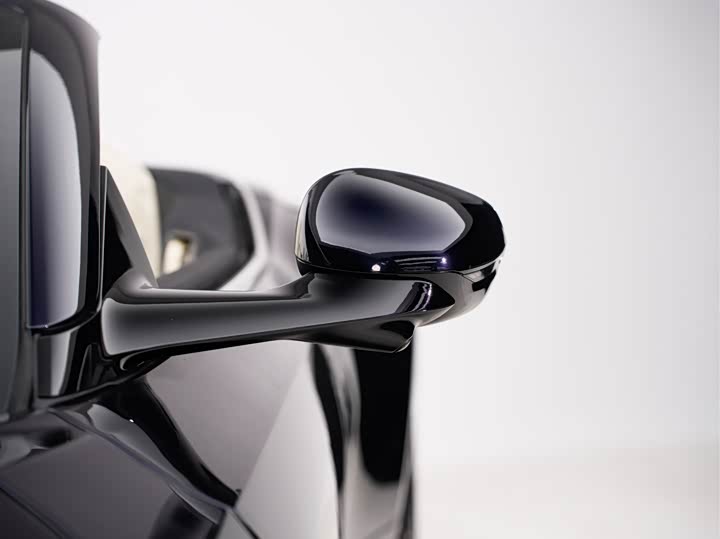 Фото 9 - Aston Martin DB12