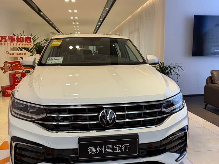Фото 2 - Volkswagen Tiguan L Pro