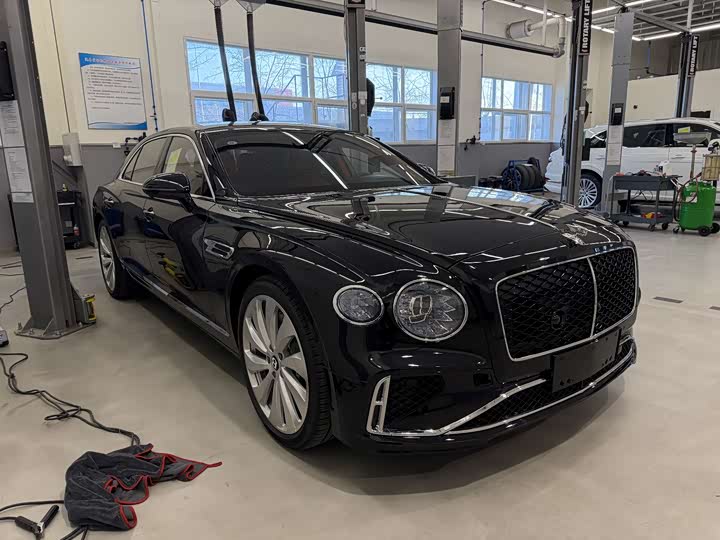 Фото 1 - Bentley Flying Spur Hybrid