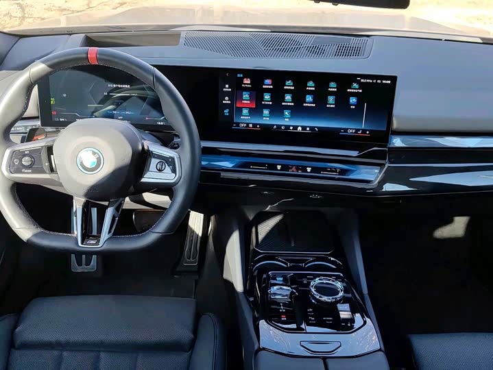 Фото 8 - BMW i5