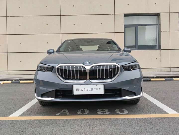 Фото 2 - BMW i5