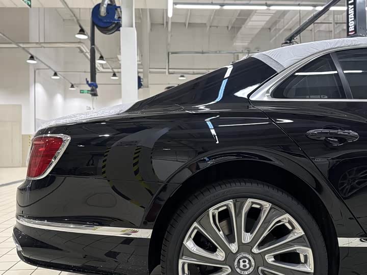 Фото 2 - Bentley Flying Spur Hybrid