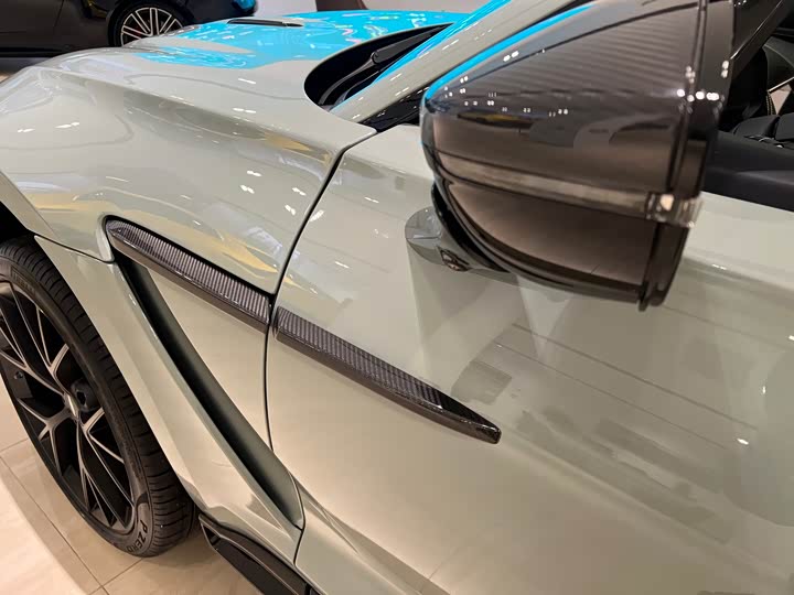 Фото 2 - Aston Martin DBX