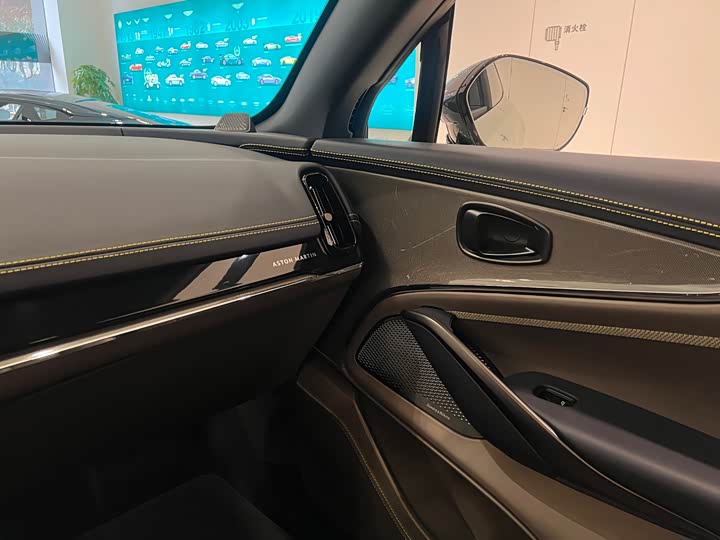 Фото 9 - Aston Martin DBX