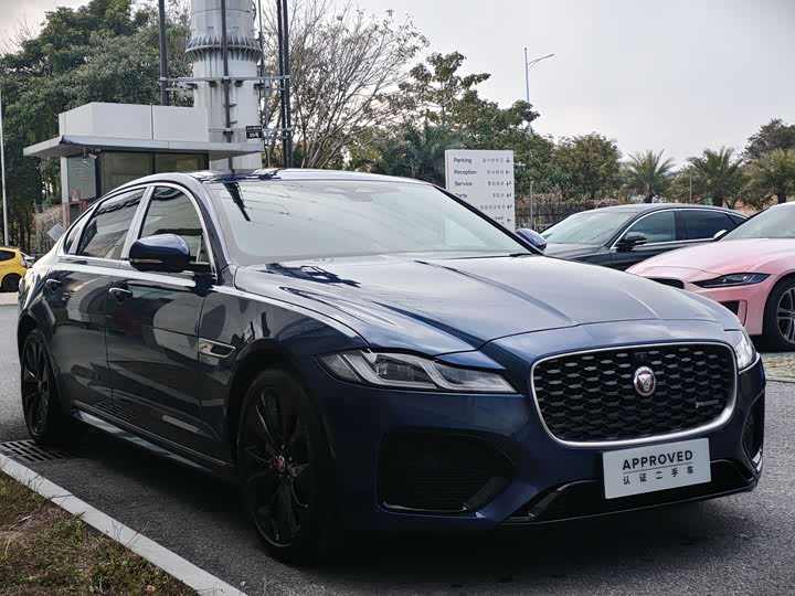 Photo 3 - Jaguar XF L