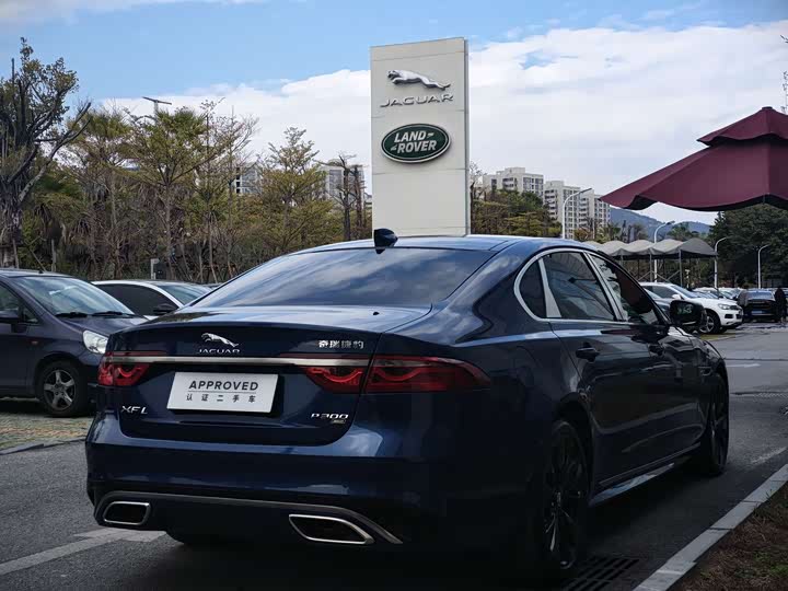 Photo 5 - Jaguar XF L