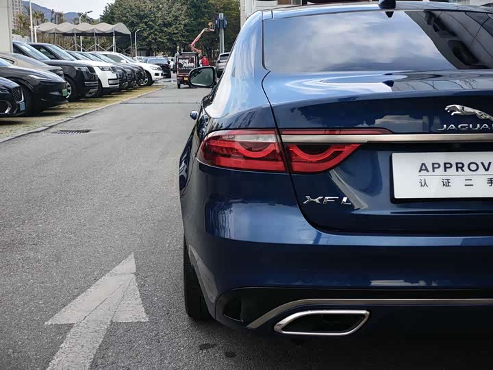 Photo 8 - Jaguar XF L