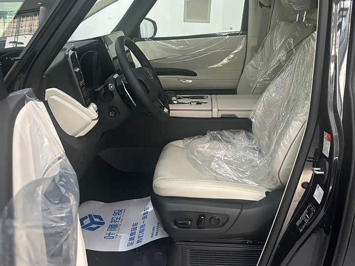 Фото 2 - Lexus LM