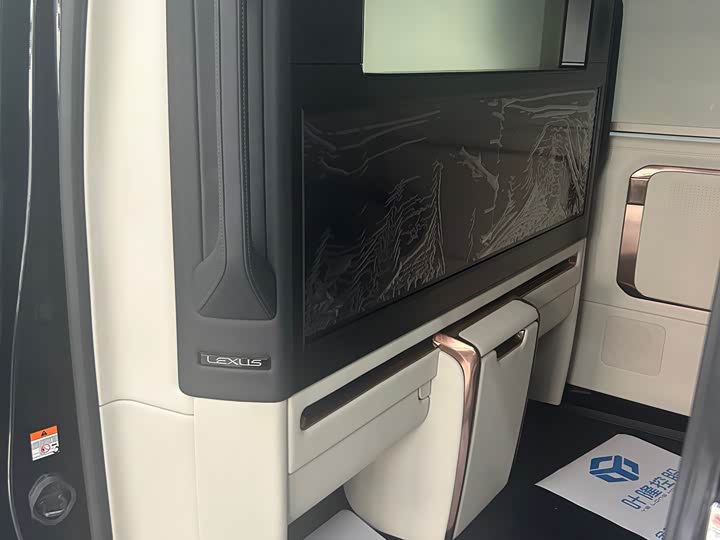 Фото 6 - Lexus LM