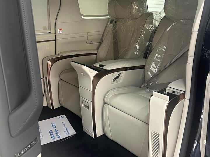 Фото 7 - Lexus LM