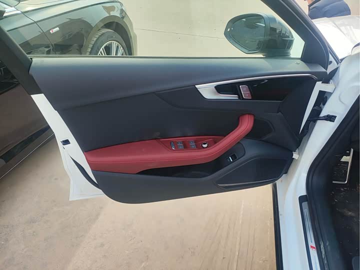 Фото 5 - Audi A4L