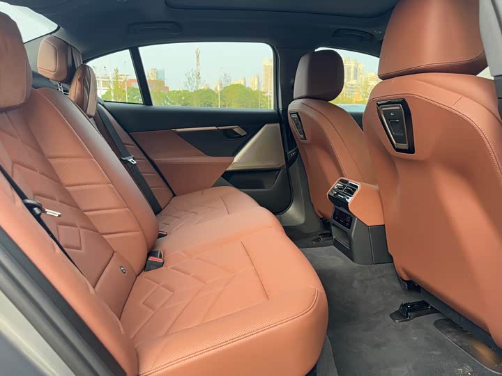 Фото 13 - BMW 5 Series