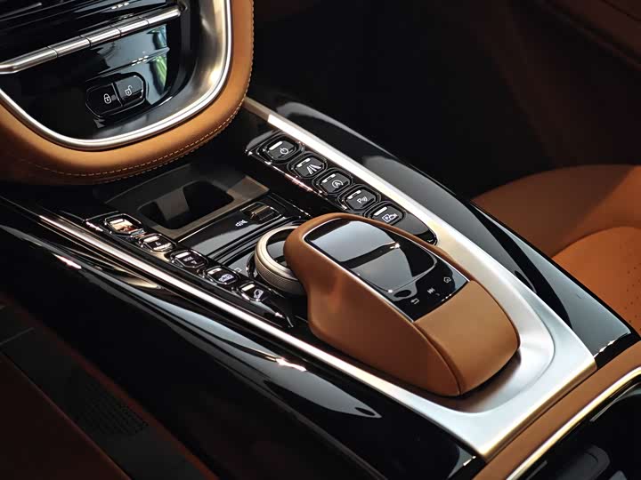 Фото 11 - Aston Martin DBX