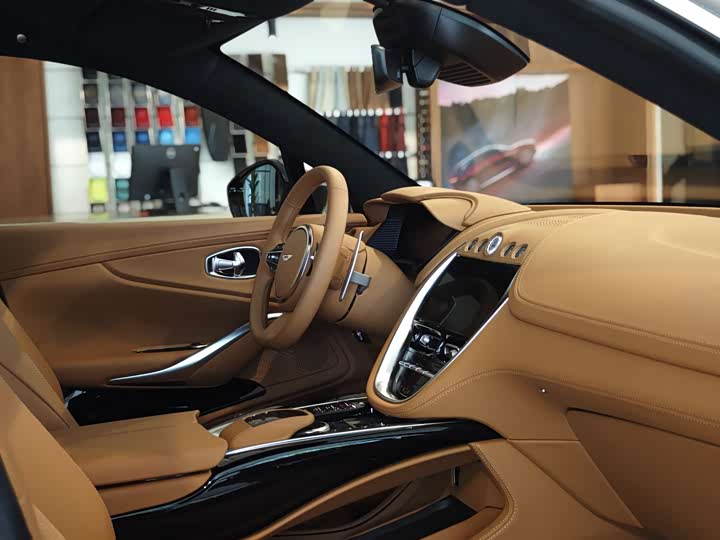 Фото 17 - Aston Martin DBX