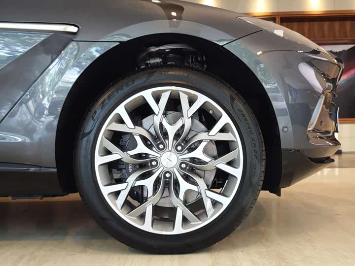 Фото 18 - Aston Martin DBX