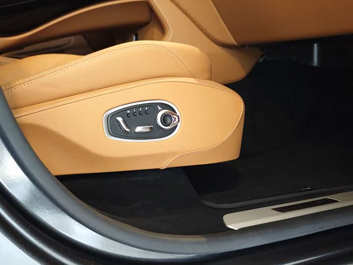 Фото 19 - Aston Martin DBX