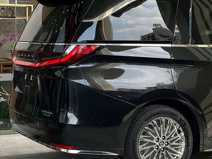 Фото 5 - Lexus LM