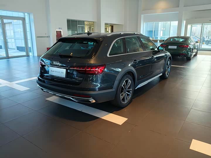 Фото 8 - Audi A4