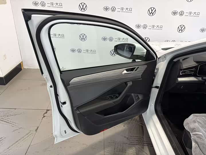 Фото 8 - Volkswagen Sagitar L