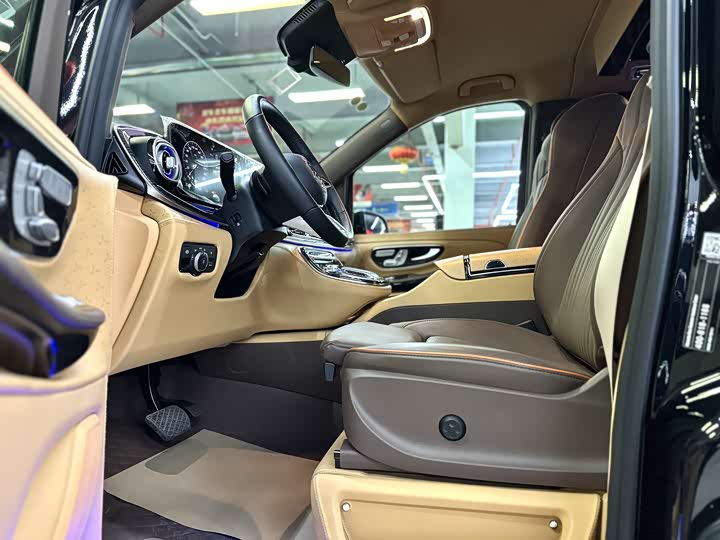 Photo 5 - Mercedes-Benz V-Class