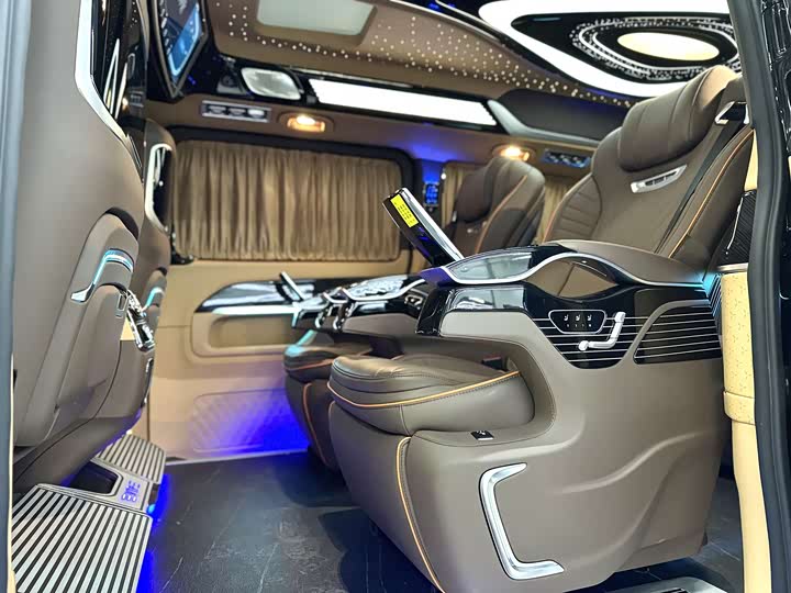 Photo 8 - Mercedes-Benz V-Class