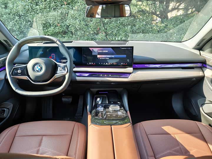 Photo 14 - BMW i5