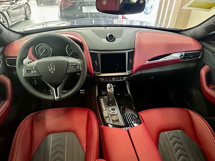 Фото 8 - Maserati Levante