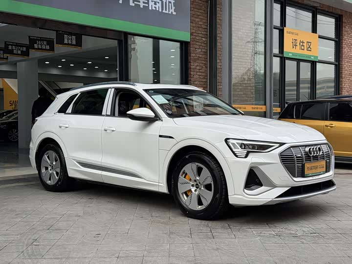 Фото 3 - Audi e-tron