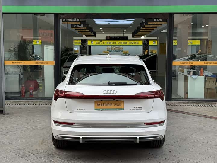 Фото 4 - Audi e-tron