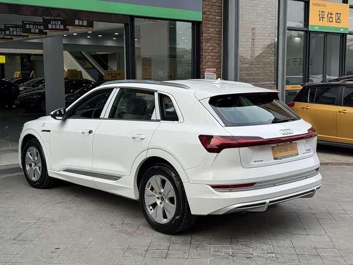 Фото 6 - Audi e-tron
