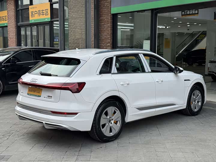 Фото 7 - Audi e-tron